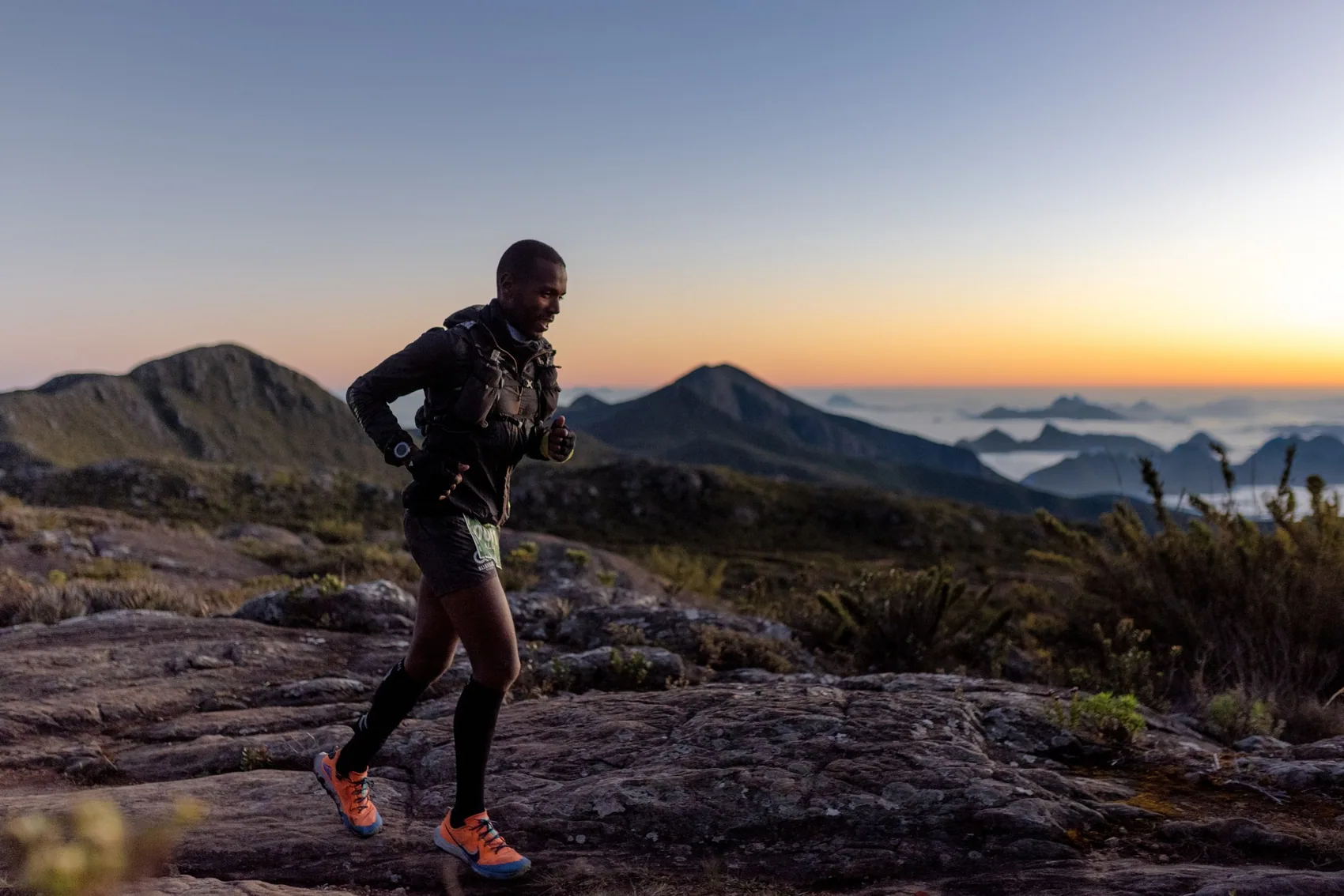 Atleta em silhueta ao amanhecer na Serra do Caparaó