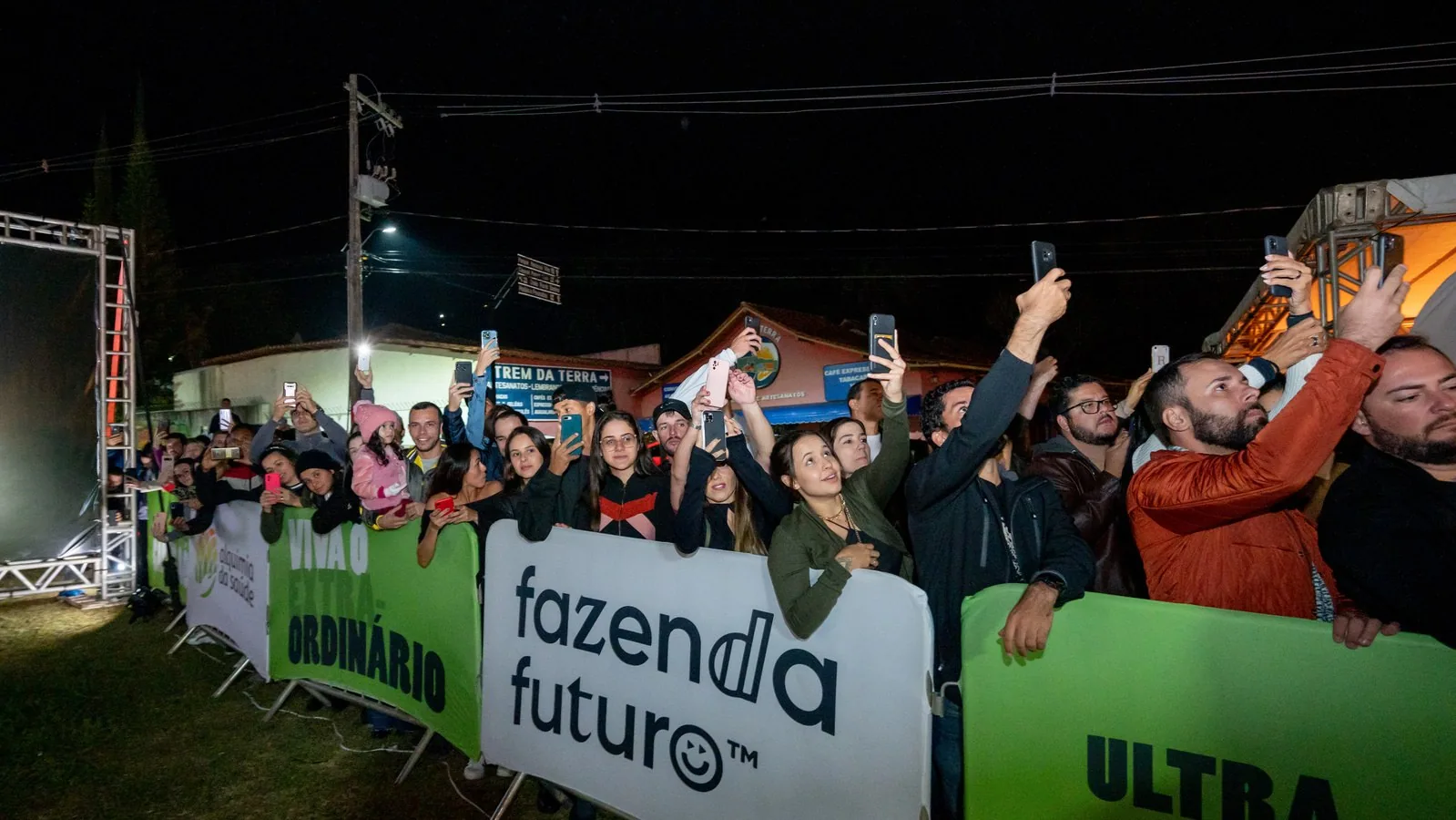 Público na arena da Ultra-Trail Caparaó durante a noite
