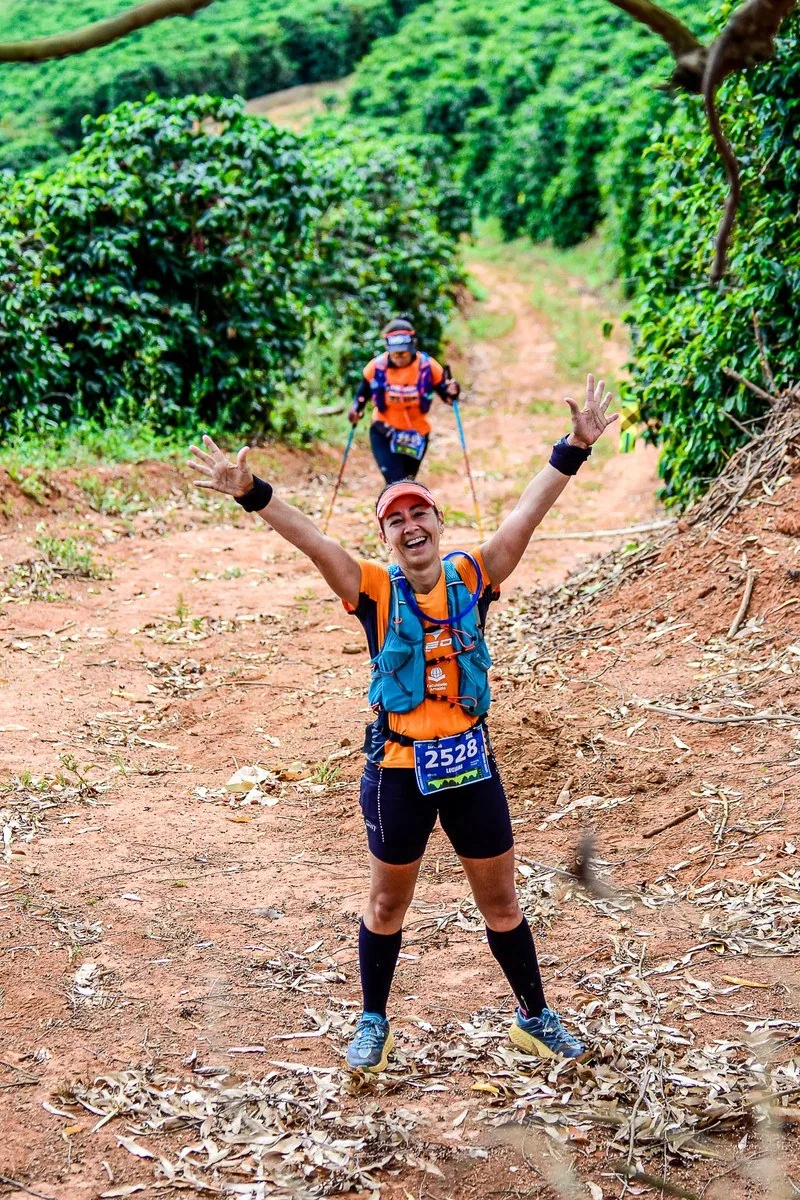 Atleta comemorando a chegada na Ultra-Trail Caparaó