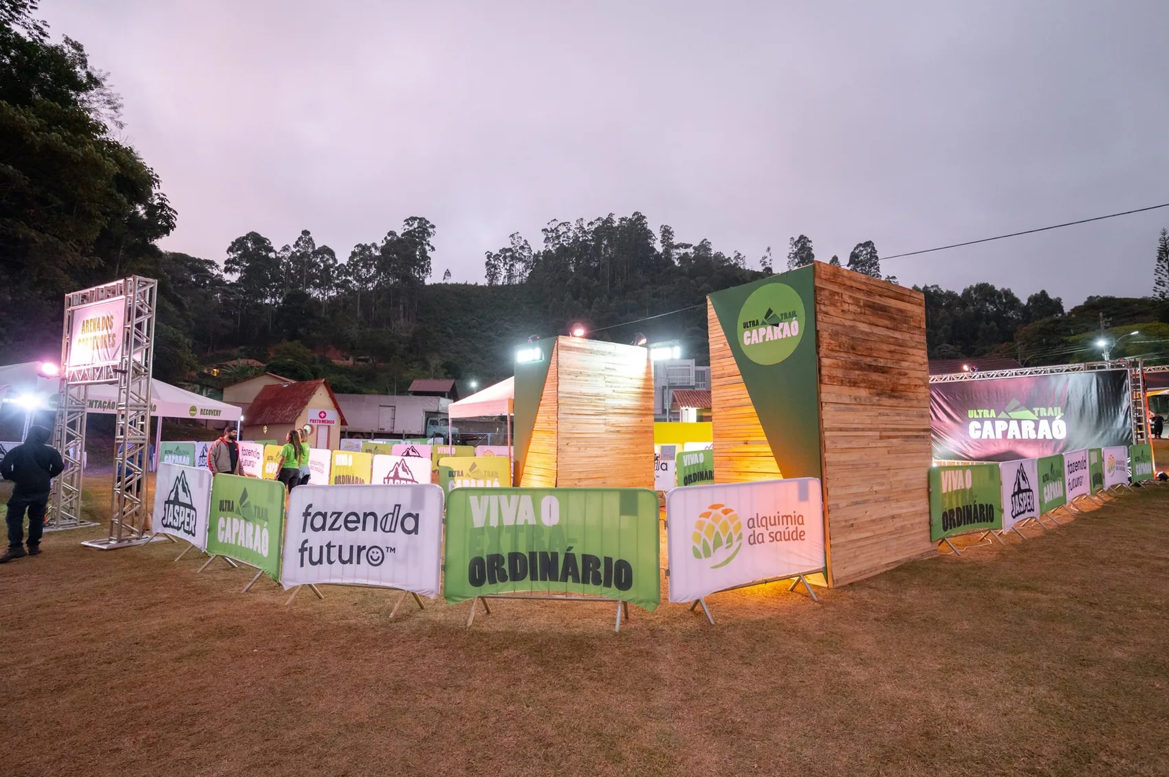 Arena da Ultra-Trail Caparaó com estruturas de patrocinadores