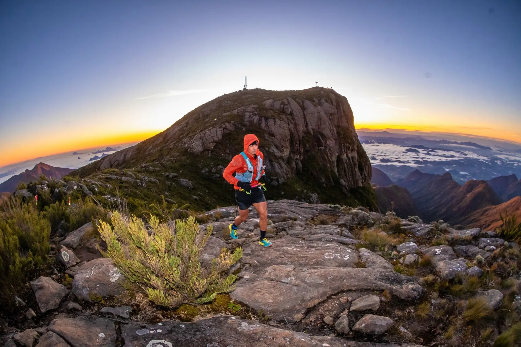 Atleta correndo no alto do Parque Nacional do Caparaó ao amanhecer