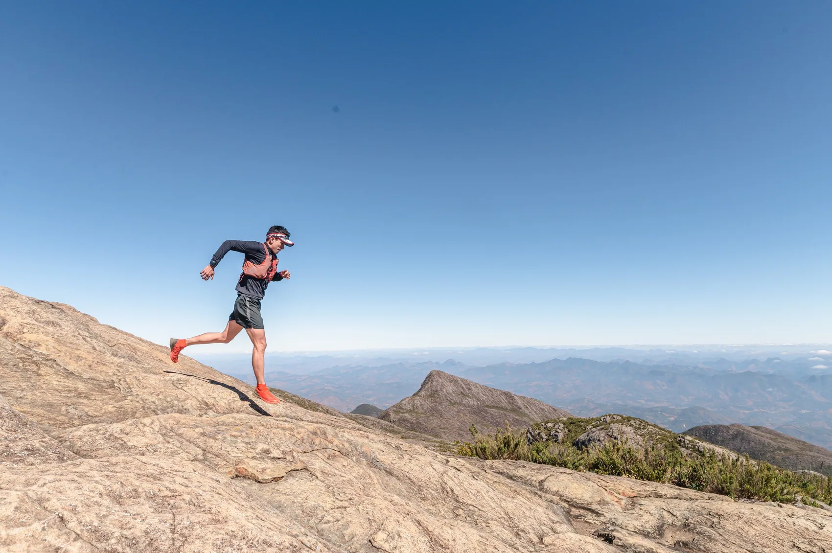 Atleta em terreno rochoso de altitude no Caparaó