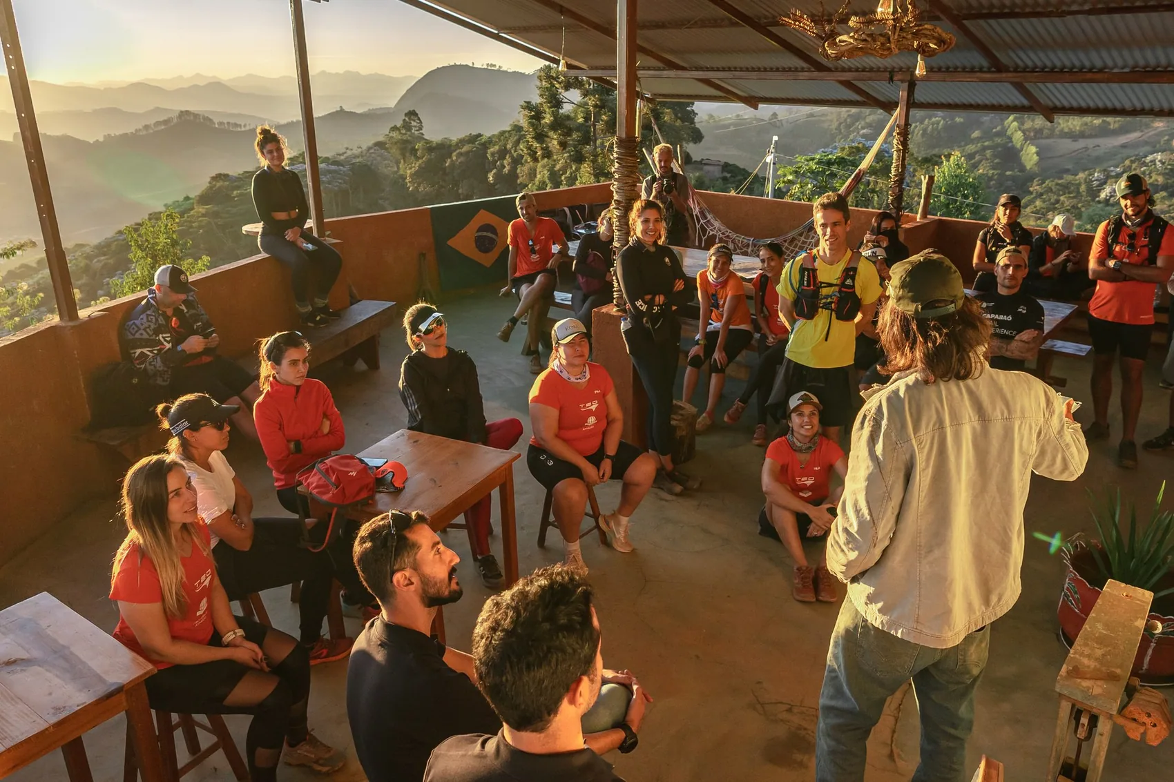 Público reunido em experiência de turismo rural no Caparaó